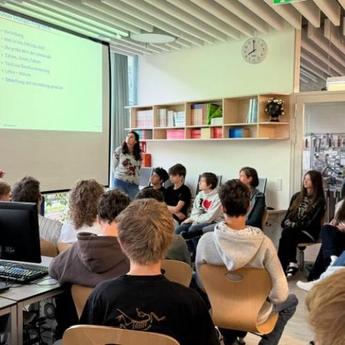 Schüler und Lehrerin bei Präsentation im Klassenzimmer in Österreich